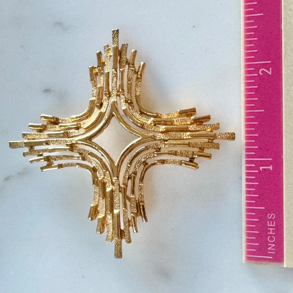 Crown Trifari Gold Tone Abstract Starburst Brooch‎ Pin Textured Maltese Cross